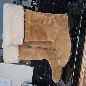 Like New Women's Karyn Ugg Boots with Sheepskin Top Size 6